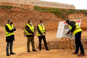 Puig visita las obras del puente del barranc de Xiva en Torrent