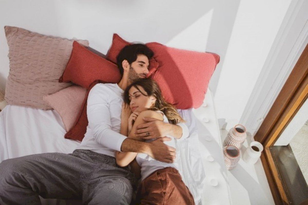 Cómo no perder la chispa del amor: las mejores posturas para dormir en  pareja