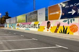 Onda embellece el muro del campo de fútbol La Serratella con un nuevo mural inspirado en elementos deportivos