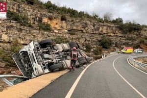 Así ha quedado este camión tras volcar en una carretera secundaria de Morella