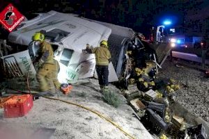 Dramático accidente tras volcar un camión en Monforte del Cid y quedar atrapado su conductor