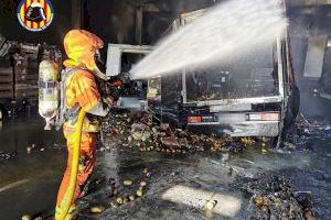 Un incendio arrasa una nave industrial en Silla