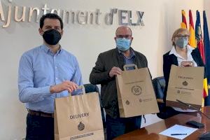 Comercio colabora con la Plataforma de Hostelería Ilicitana en la distribución de 15.000 bolsas ecológicas para el reparto de comida a domicilio