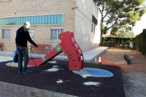 Què porta la pintura 'anticovid' amb què s'han cobert els parcs d'aquest poble de València?