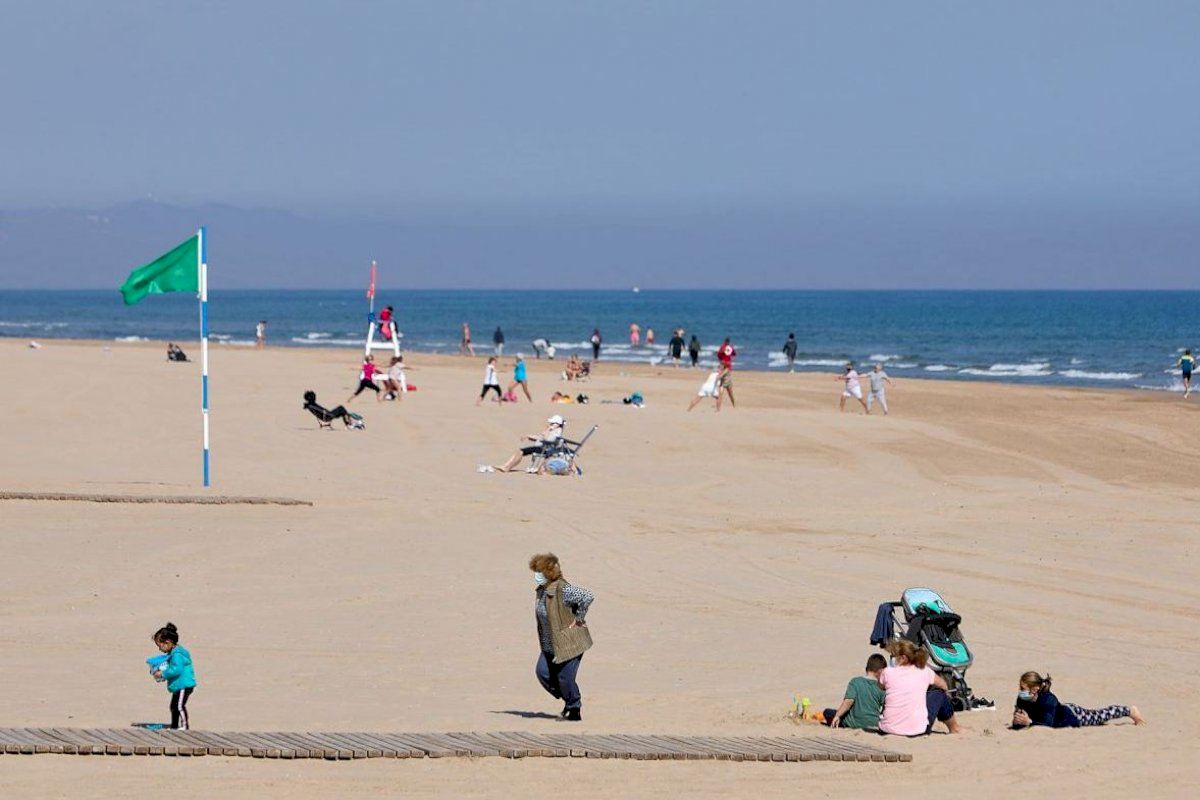 Els madrilenys comencen a arribar a la platja de Gandia malgrat el tancament perimetral entre autonomies