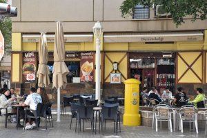 Elche escucha a los afectados y permite a la hostelería instalar sus terrazas en aceras de menos de tres metros