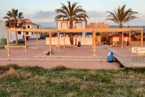 Cabanes instal·la una pèrgola a la platja de Torre la Sal