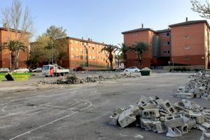 Paterna derriba el muro de la plaza de La Yesa en La Coma para propiciar un entorno más limpio y libre de escombros