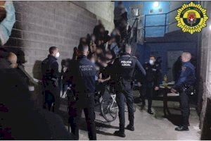 Desmantellen una festa il·legal en un local d'Alacant amb 30 persones sense màscara, bevent, fumant i ballant