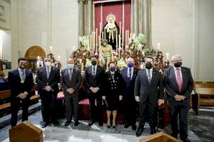 El alcalde Luis Barcala ensalza la tarea solidaria de la Hermandad de la Humildad y Paciencia durante la Eucaristía del Lunes Santo