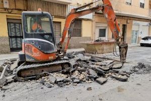 El Ayuntamiento de Elda inicia las obras de reparación del saneamiento y el pavimento de la calle Rey San Fernando