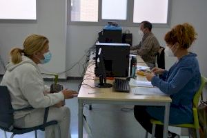 Alicante implanta oficinas para ayudar a los ciudadanos a resolver trámites por internet