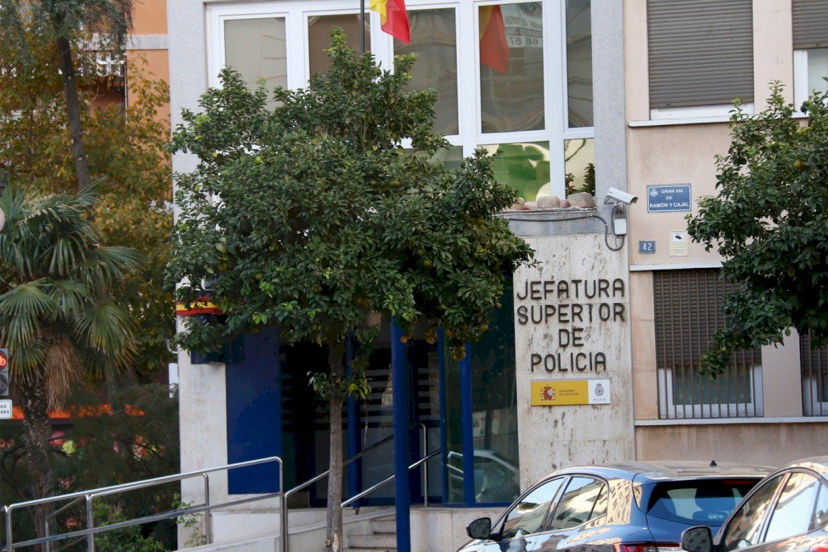 Un empleado graba a sus compañeros con una cámara oculta en un vestuario en  Valencia