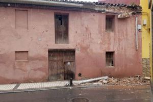 La caída de parte del tejado de una casa en Burriana obliga a cortar el tráfico