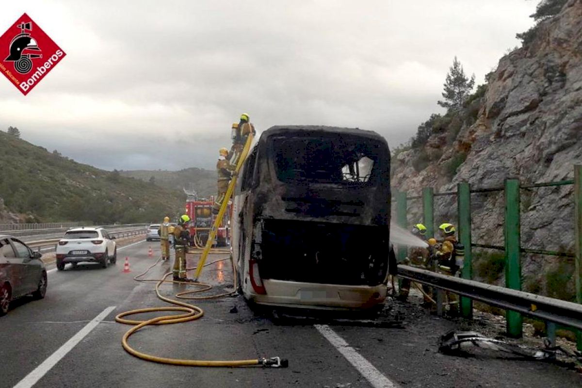 Arde un autobús lleno de pasajeros en plena AP-7 cerca de Benissa