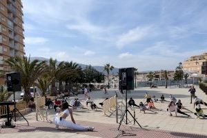 Los más jóvenes de Oropesa del Mar comparten una masterclass con una de las bailarinas de la cantante Rosalía