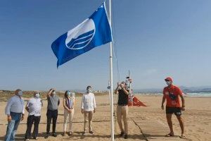 Cinco playas de Elche vuelven a conseguir la Bandera Azul