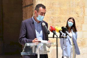 Elche rinde homenaje a los profesionales sanitarios con un minuto de silencio y una ofrenda floral para conmemorar el Día Internacional de la Enfermería