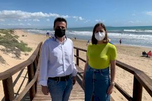 El Ayuntamiento de Elche declara todas sus playas libres de humo para proteger el medioambiente y la salud humana