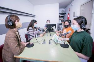 Alumnes de l'IES Maria Enríquez entrevisten a l'alcaldessa de Gandia en el taller de ràdio