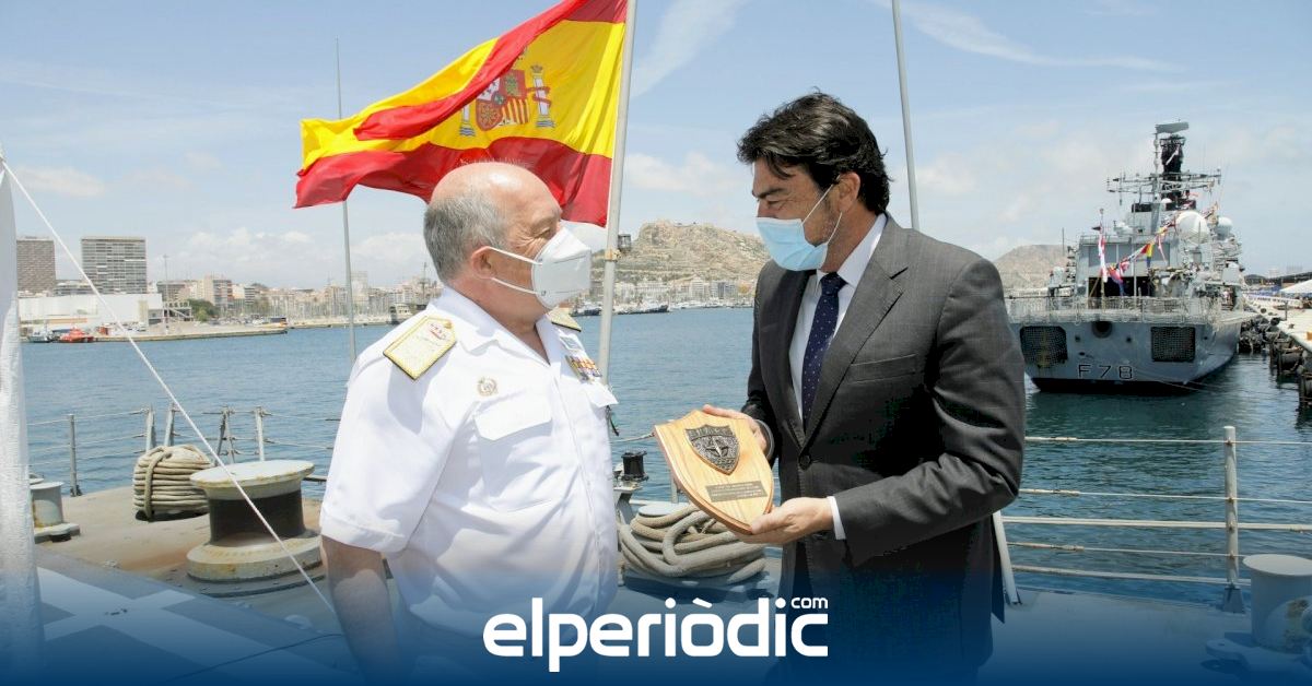 La Fragata Méndez Núñez Atraca En El Puerto De Alicante
