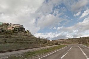 Un camión invade un carril en la N-232 en Morella y saca a un coche de la vía