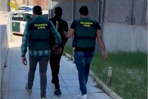 Ocho detenidos en la Vega Baja tras estafar a medio centenar de personas por internet