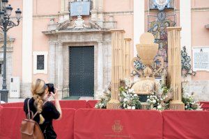 Instalado en la Plaza de la Virgen de Valencia un monumento del Arte Floral que representa el Santo Cáliz