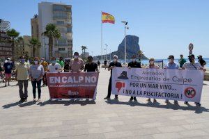 Unas 200 personas se concentran en Calp para rechazar la ampliación de la piscifactoría