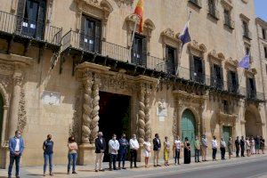 El Ayuntamiento condena los asesinatos de las niñas de Tenerife y todos los actos de violencia de género con una concentración silenciosa en Alicante