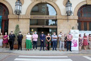 Sagunt guarda un minut de silenci en senyal de condemna i repulsa pel presumpte assassinat masclista perpetrat a Marmolejo, Jaén