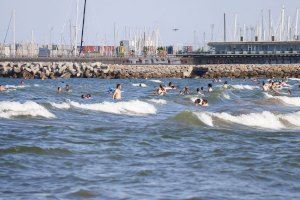 València contrata a 68 jóvenes parados para el programa Playas Seguras