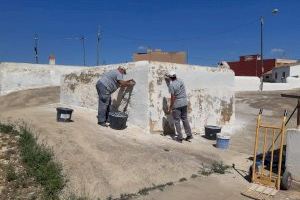 Paterna comienza la reparación de los patios, fachadas y chimeneas de las cuevas-vivienda del entorno de la Torre