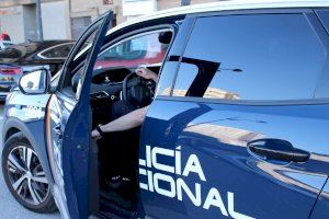 Amenaza a su madre y a la pareja de esta con un martillo en presencia de su hermana menor en Valencia