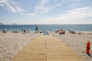 L'Alfàs activa el punto accesible de baño en la playa Racó de l'Albir