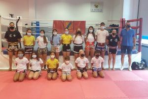 Finaliza el Curso de la Escuela de Muay Thai con los diplomas de Khanes