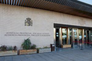 A juicio un hombre que asestó varias cuchilladas a su expareja frente al colegio de su hijo en Castellón