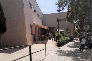 La falta de médicos retrasa hora y media la atención en un centro de salud de Castellón