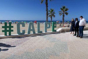 La playa del Arenal luce el nombre del municipio en letras gigantes realizadas con plásticos reciclados del Mediterráneo