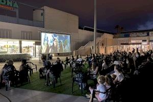 La película “Maléfica” se proyectó en la plaza del Sol