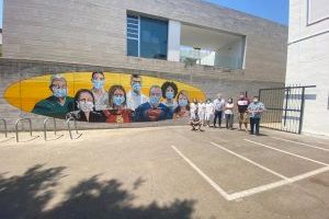 Bellreguard ret homenatge als sanitaris amb un mural junt al centre de salut