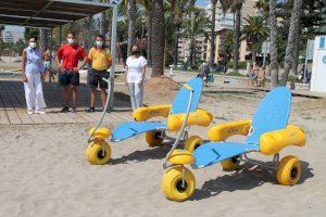 El servei de bany adaptat a la platja Almadrava de Benicàssim suma 54 nous usuaris durant el mes de juliol