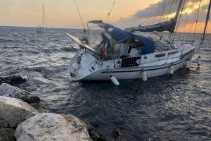 Rescat a Tabarca: un veler encalla en les roques dels penya-segats