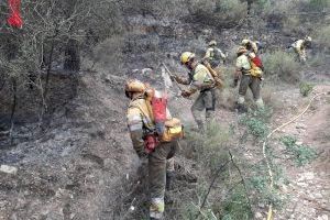 Set bombers han hagut de ser atesos per colps de calor en l'incendi a Assuévar