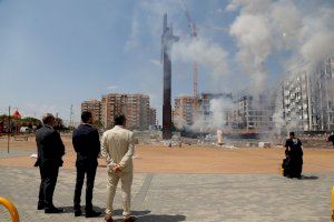 Mislata culmina sus fiestas con una mascletà, procesión y un castillo de fuegos artificiales