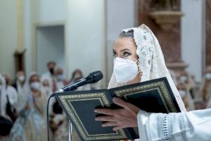 La fallera mayor de Valencia concluye la ofrenda floral a la Virgen de los Desamparados pidiéndole que el mundo fallero sea instrumento para “el bien común y la  convivencia”