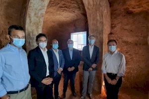 El secretario autonómico de Turismo inaugura las bodegas subterráneas de Puerta del Sol y el refugio antiaéreo de la Guerra Civil de Utiel