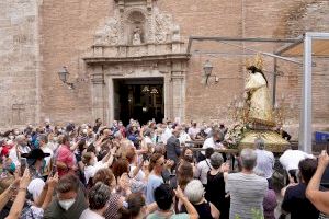 La imagen peregrina de la Virgen de los Desamparados visita la parroquia Santa María del Mar y sale en procesión con el Cristo del Grao