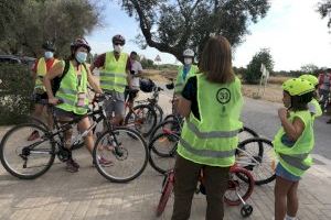 Las familias se suben a la bicicleta para conocer con una Yincana sus Torres de la Huerta en Alicante