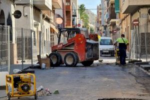 El Ayuntamiento de Elda inicia las obras para mejorar el drenaje de aguas pluviales y la renovación de asfalto en la calle Navarra y adyacentes